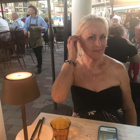 Meet your Posher, Lisa - Picture 2 of 2